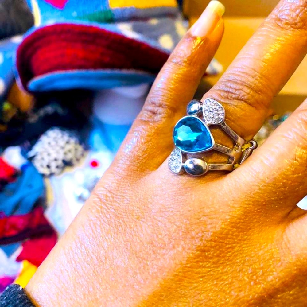 BLUE CRYSTAL SILVER TEARDROP STRETCHY RING